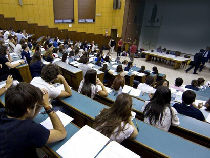 Aula universitaria. L'università è chiamata a riposizionarsi, a ripensare a sé stessa, a ridefinirsi rispetto a una situazione finalmente in movimento dopo anni di stallo