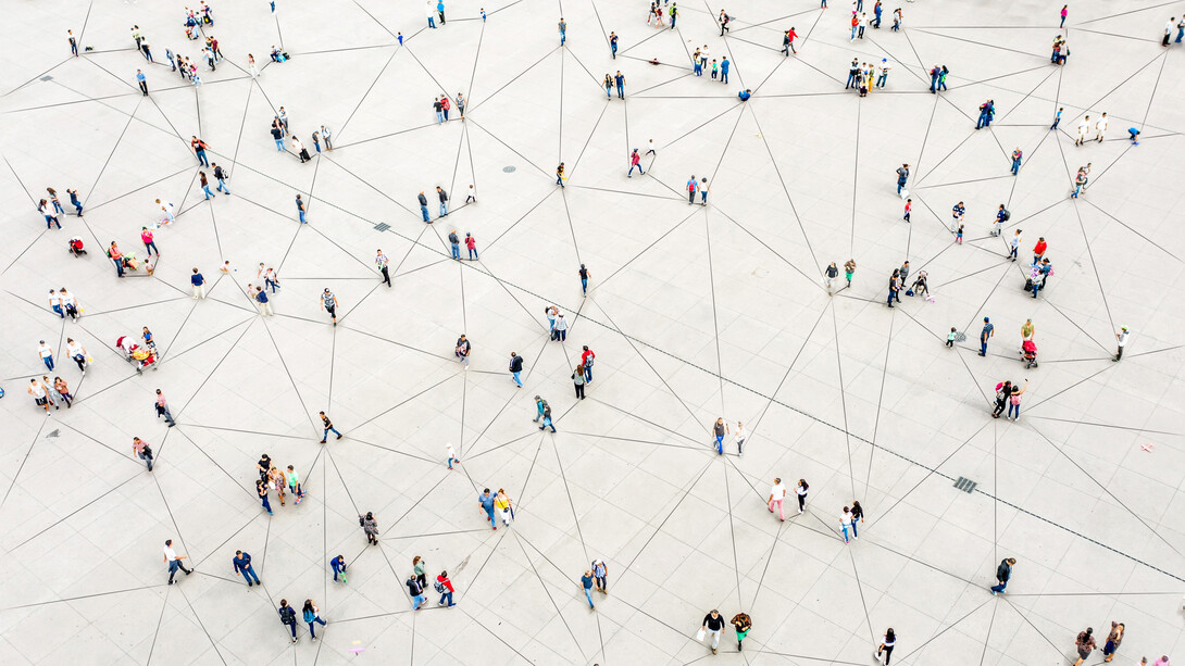 De nuevo confluimos, como gotas de lluvia en la vidriera de un café, desfilando cada quien sus vestimentas, poses y sonrisas