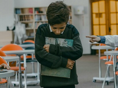 Zygmunt Bauman, em sua obra Vida Líquida, destaca como a fluidez das relações e a fragilidade dos vínculos na sociedade contemporânea contribuem para o aumento da indiferença. Nesse contexto, o afastamento emocional e a falta de compromisso com o outro criam um terreno fértil para que atitudes agressivas e violentas prosperem sem resistência