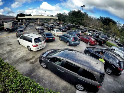 Atasco de coches intentando alejarse de los efectos del huracán Matthew