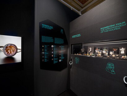 Jewellery and figure, exhibition view. Courtesy of the Museum of Decorative Arts