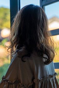 Sagoma di donna alla finestra. Alla fine, Carlo, non mi sono alzato quando avrei davvero dovuto, non ne ho avuto la forza, ora mi rimane solo l’azzurro del cielo a ricordarmi di te e gli alberi in primavera, che sbocciano orgogliosi e si lasciano accarezzare dal vento gentile ma che non si spezzano durante la tempesta invernale a ricordarmi di lei