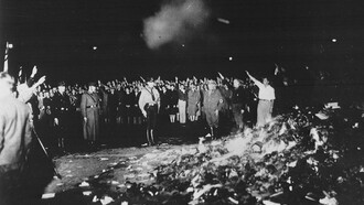 Queima de livros em Berlim, 1933: «Onde queimam livros, acabam-se queimando pessoas» (Heinrich Heine)