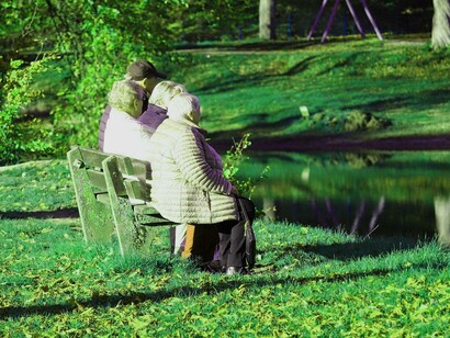 Gruppo di anziani seduti su una panchina