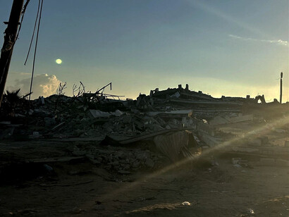 "Si te dicen que Dios es infinito,
di que entonces no es; y si finito,
que lo demuestre pues y que concluya."
Edificios bombardeados en Gaza durante la guerra de Gaza de 2023-2025, Palestina