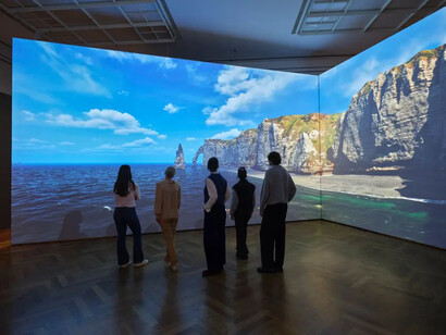 Monet on the Normandy coast. The discovery of Étretat, exhibition view. Courtesy of Museum Städel