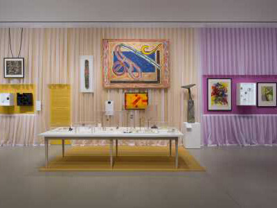 Various artists, Artists’ jewelry. From cubism to pop, the Diane Venet collection, exhibition view. Courtesy of Norton Museum of Art