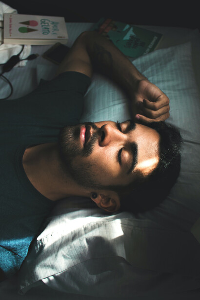 Sommeil. Juste avant le coucher, et au réveil, sont les moments les plus propices pour installer de nouvelles informations puissantes dans notre subconscient et ainsi atteindre un potentiel inexploré