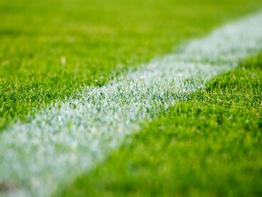 A questo si aggiunge un ritardo infrastrutturale evidente, con stadi poco moderni che limitano ricavi e crescita internazionale