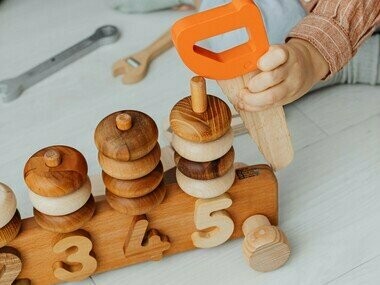 Criança brinca com brinquedo educativo. Pesquisadoras da JNU ainda ressaltam que os pré-verbais apresentam mais fascínio por cenas e objetos que aparecem de forma inesperada, em caráter de surpresa. Eles ficam curiosos com o que está por vir. Para comprovar esta hipótese, foi feito um experimento com 65 bebês, em que um grupo via um brinquedo que funcionava de forma convencional, enquanto o outro grupo via o mesmo brinquedo passando por meio de uma parede