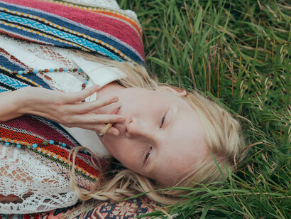 Entre rutas, cuevas y ciudades lejanas, el viaje deja de ser geográfico y se vuelve químico: moverse ya no es avanzar, sino buscar el próximo flash