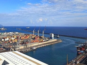 Nel corso della sua vita, Montale, affrontò temi come il male di vivere, la solitudine e la ricerca di un significato nascosto. Panorama della città di Genova, Italia