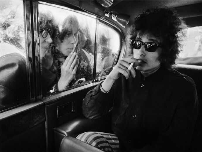 Barry Feinstein, Bob Dylan, Fans looking in limo, London, 1966, ©Barry Feinstein Photography. All rights reserved