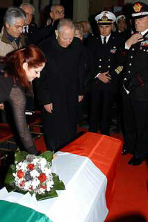 Vittime dell'attentato a Nassiriya, funerali solenni. Il Presidente Ciampi ha reso omaggio alle vittime dell'attentato a Nassiriya in Iraq, alla Camera Ardente nel Complesso Monumentale del Vittoriano, Roma, Italia, (2003)