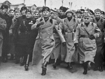 Mussolini prova il “passo romano”, un passo militare introdotto dal passo dell'oca nazista. Questa foto è stata censurata da Mussolini. 1938