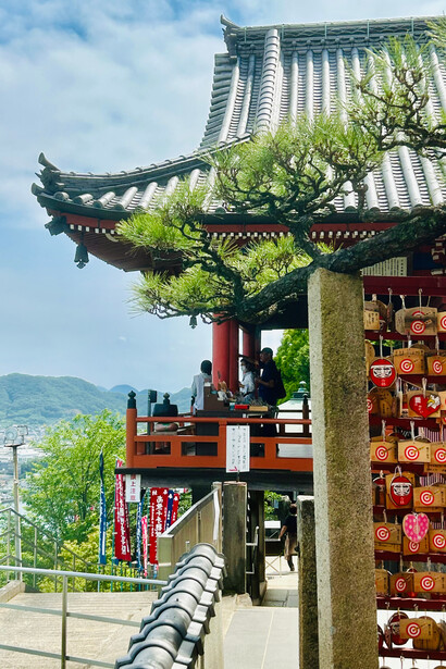 Senko-ji Temple overlooking the ocean © Alma Reyes