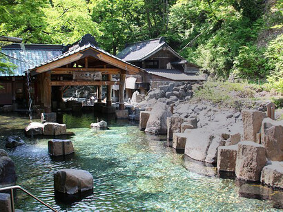 Our modern day’s hot spring SPA might be considered just an improved version of Japanese old fashioned onsen
