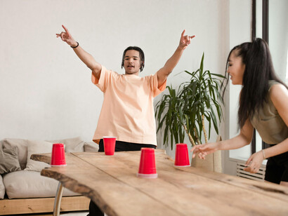 A familiaridade da Geração Z com a tecnologia desde cedo facilita a adoção da inteligência artificial no ambiente de trabalho, trazendo inovação e novas abordagens