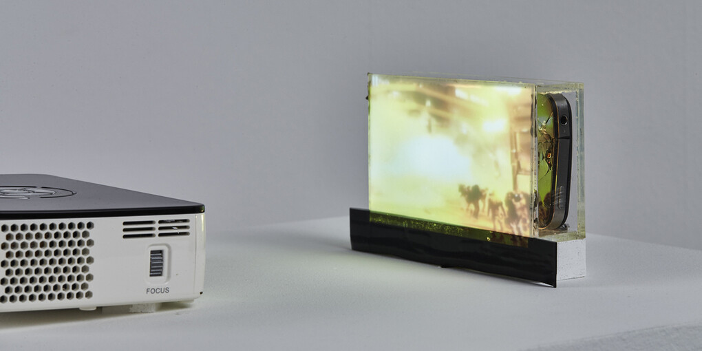 Lynn Hershmann Leeson, iPhone Crack (August Moon), 2014, iPhone, Beamer, Sockel, technische Vorrichtung | iPhone, beamer, pedestal, technical Devices, 120 x 45 x 35 cm Courtesy die Künstlerin | the artist & Waldburger Wouters, Brüssel | Brussels Foto | photo: KAI 10 | Arthena Foundation, Alexandra Höner