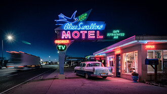 Strada di notte illuminata dalle luci al neon di un Motel, California, Stati Uniti