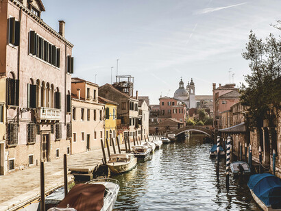 Venezia è stata da molti paragonata alla città di Amsterdam nei Paesi Bassi, ma si differenze proprio per il rapporto quasi "intimo" che la città intreccia con l'acqua