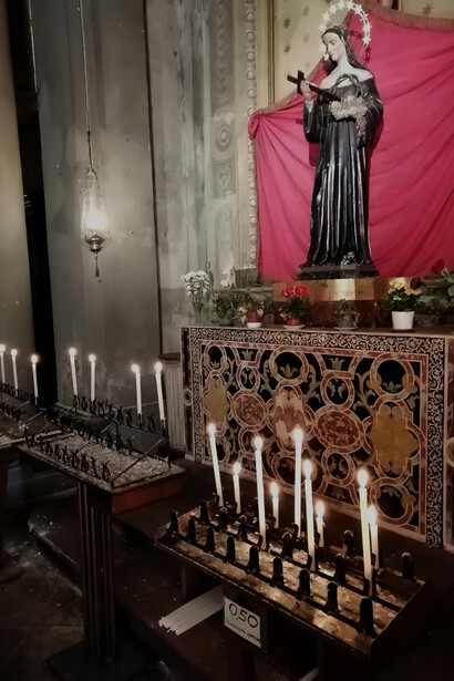 In ogni altare le candele sono posizionate sui candelieri in modo ordinato e simmetrico 