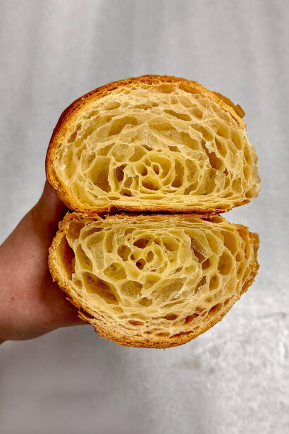 Alessandra sigue las últimas tendencias en pastelería, incluyendo el uso de ingredientes naturales, postres de temporada y la fusión de sabores tradicionales con técnicas innovadoras