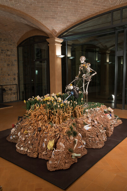 “Madonna scheletrita”, 2008, ceramica policroma e argento, cm. 200 x 354 x 241.
Courtesy Gian Enzo Sperone