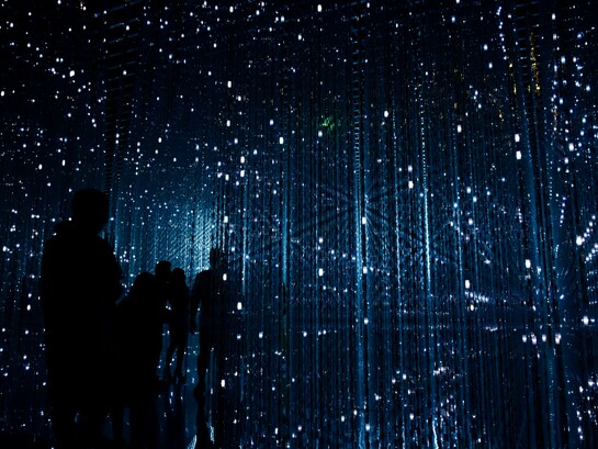 Connessione. Ogni contatto umano schivato/evitato è un’occasione persa per provare un’emozione, per comunicare senza parole, per avvicinare la nostra anima a quella dell’interlocutore. Nessuno esiste da solo, nessuno è un’isola. Senza gli altri moriamo, senza connessione umana e soprattutto emotiva non accadiamo