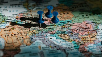 Cartina dell'Europa. Quante volte abbiamo sognato di viaggiare e trasferirci in un altro Paese per migliorare il nostro tenore di vita, la nostra carriera o vita privata?