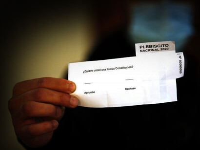 Ciudadano sostiene una papeleta de votación del Plebiscito en Chile del 4 de septiembre de 2022