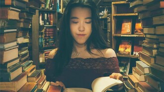 Jovem lê em biblioteca. Enquanto o romance é uma narrativa mais longa, o que caracteriza o conto é o fato de ser uma narrativa curta, condensada, centrada num único evento, com poucas personagens e abdicando de análises e descrições minuciosas. Por ter extensão limitada, o conto procura capturar um instantâneo. Cortázar compara o romance a um filme e o conto a uma fotografia