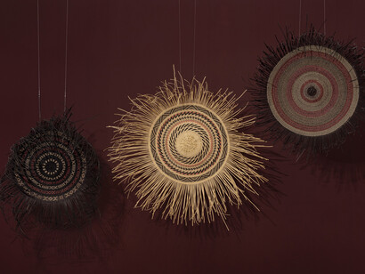 Dawa, Ewasamu mükaju (Tejer el hilo del árbol), vista de exhibición. Cortesía de ABRA