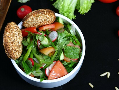 Compreender o papel dos FODMAPs permite substituir o medo da comida por discernimento. Em vez de exclusões rígidas, surgem escolhas mais conscientes e sustentáveis