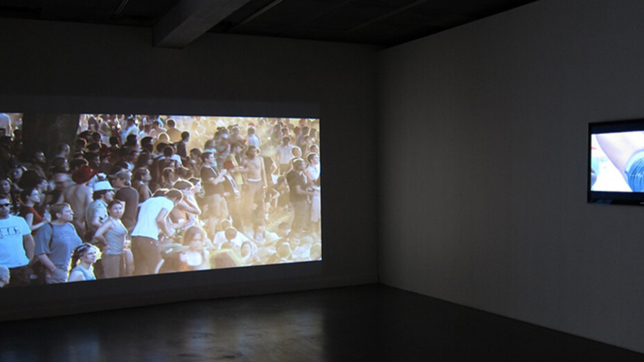 Marie José Burki, Aspeto de exposição com «In der Nähe (II) » [Perto Daqui (II)], 2010. Filme a cores, sem som, projeção, 4’33’’ e «In der Nähe Perto Daqui», 2010. Filme a cores, sem som, (ecrã plasma 16/9): 22’14’’ 