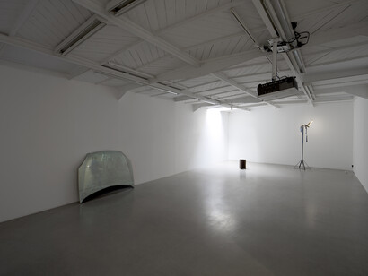 Mohamed Bourouissa, Dealing with..., 2015, Projection sur capot de voiture / Screening on car hood. Car 1, 2014, Crottin de cheval et résine / Horse dung and resin, 40,5 x 22 x 24 cm. Unicorn, 2014, Techniques mixtes. Elément d’un costume de cheval / Mixed media. Part of a horse costume, 190 x 54 x 14 cm, Vue de l’exposition / View of the exhibition « Hustling », kamel mennour, Paris, 2015 © Mohamed Bourouissa. Photo: Julie Joubert, Courtesy the artist and kamel mennour, Paris