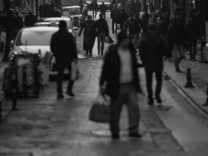 O estranhamento freudiano, presente na migração, reflete o confronto entre o familiar e o desconhecido, essencial para o autodesenvolvimento
