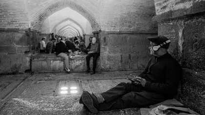 Explorando os dilemas entre conformidade e contestação, este texto desvela os desafios enfrentados quando confrontados com divergências ideológicas  Descubra como a resistência à mudança é desafiada, revelando a necessidade de ações inclusivas e políticas progressistas para avançar em direção à igualdade genuína