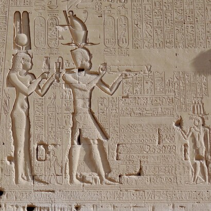 Rilievo con Cleopatra VII e suo figlio Cesarione sul lato meridionale del tempio di Hathor a Dendera, Egitto