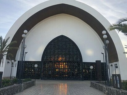 Templo ecumênico em Gran canaria, Espanha. Embora a sociedade esteja se tornando cada vez mais secular em algumas regiões, e a ciência e a razão desempenhem um papel importante na compreensão do mundo, a espiritualidade e a fé ainda são relevantes para muitos. As pessoas frequentemente recorrem à fé em momentos de crise, incerteza ou transição, buscando apoio emocional e comunitário