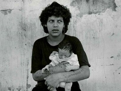 Adriana Lestido: Mujeres presas con sus hijas, 1991-1992.