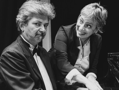 Il talento (anche comico) del maestro Brizzi. Il talento (anche musicale) di Maria Cassi, foto di Leonardo Giannini