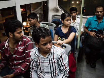 Jaipur, Rajasthan. Poornima Verma, 24 anni, rincasa dopo le prove su un autobus notturno, foto Ivan Sarfatti