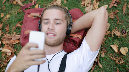 Ouvir música triste pode trazer benefícios emocionais surpreendentes. Estudos mostram que sons melancólicos ajudam na regulação do humor, promovem alívio e reflexão, além de despertar sentimentos profundos como nostalgia e empatia