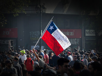 Hombre ondea una bandera chilena en una manifestación