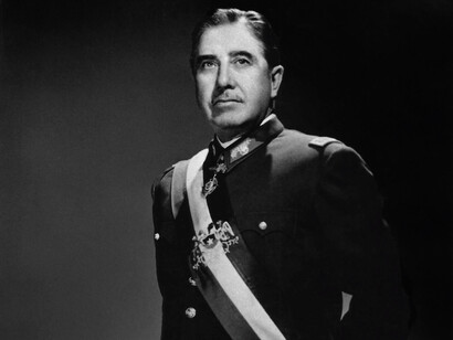 Augusto Pinochet è stato un generale e politico cileno che governò il Cile come dittatore dal 1973 al 1990, dopo aver guidato un colpo di Stato contro il presidente Salvador Allende; il suo regime è ricordato per le gravi violazioni dei diritti umani, la repressione politica e le riforme economiche di stampo neoliberista