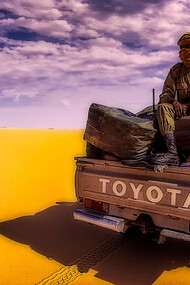 Sergio Pessolano, La guerra. Soldato nel deserto sopra una jeep Toyota
