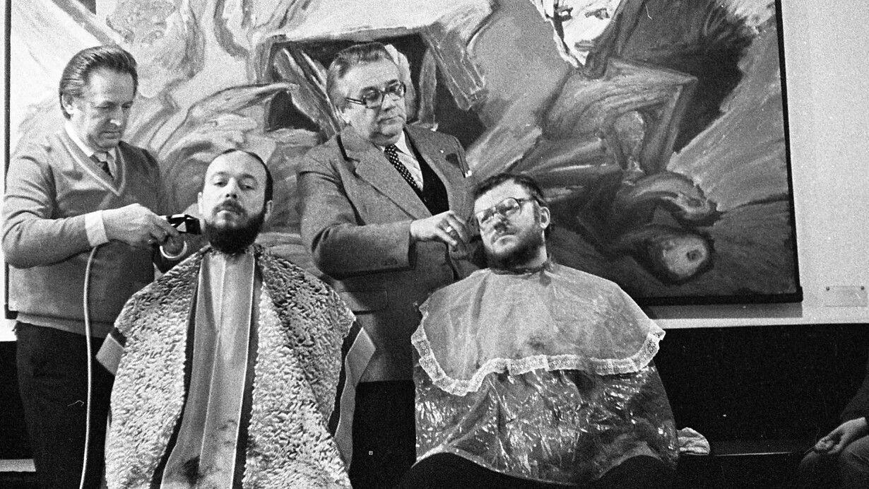 Thomas Ranft, Gregor-Torsten Schade (Kozik), Ralf-Rainer Wasse (Fotograf), Aktion Glatzköpfe, Berghäusler Abend in der Galerie Oben, 1981. Mit freundlicher genehmigung der Kunstsammlungen Chemnitz