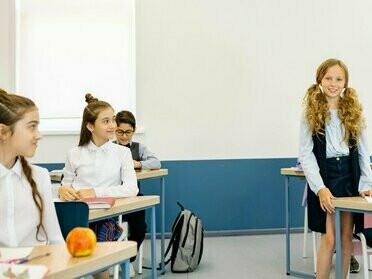 Um dia, Justino, eu, estudei nesta escola, nada no tempo mudou a não ser em mim. Poderia ter sido tudo e acabei sendo eu, apenas. Vivi distante do mundo, perto do meu pai, ajudando-o como sabia e como ia aprendendo, como me ia ensinando