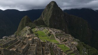 Machu Picchu, Perù. Un luogo inimitabile della nostra Terra pieno tuttora di misteri, di zone d’ombra sul suo stesso significato ma la cui sola esistenza ci permette e in certo senso ci spinge ad approfondire una storia secolare che non può che affascinare e riempirci ancora di stupore e di anelito di conoscenza